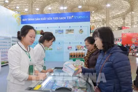 Посетители имеют возможность ознакомиться с разнообразной продукцией на стенде группы TH. (Фото: ВИА).