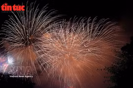 Столица Ханой встретит Новый год Биньнго 2026 фейерверками на 34 площадках, размещённых во всех районах и уездах города, с 00:00 до 00:15 в новогоднюю ночь. (Фото: ВИА).
