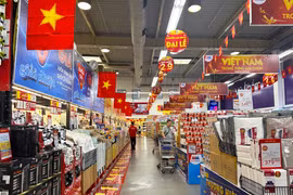 Супермаркет MM Mega Market An Phu в Хошимине ярко украшен по случаю Национального дня. Фото: ВИА.
