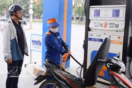 Покупатели приобретают бензин на автозаправочной станции № 03 (Petrolimex Хынгйен) на улице Куанг Чунг, квартал Чан Хынг Дао, провинция Хынгйен. (Фото: ВИА)