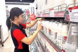 Сеть Lotte Mart Vietnam реализует около 900 товаров собственной торговой марки, произведённых во Вьетнаме в соответствии со строгими стандартами контроля качества ритейлера. (Фото: ВИА).