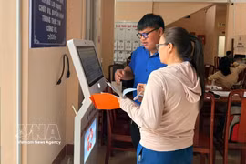 Члены Союза коммунистической молодёжи и молодые активисты квартала Чонтхань (город Донгнай) помогают жителям оформить административные процедуры. Фото: ВИА.