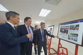 Посол США во Вьетнаме Марк Кнаппер и заместитель министра внутренних дел Вьетнама Као Хюй посетили выставку документов «30 лет дипломатических отношений между Вьетнамом и США». (Фото: ВИА)