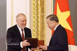 Народный артист Российской Федерации Валерий Гергиев, председатель жюри Международной премии мира имени Льва Толстого, вручает Международную премию мира имени Льва Толстого 2026 года Генеральному секретарю, Президенту государства То Ламу. Фото: ВИА
