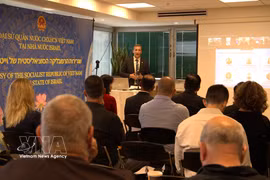 Офер Фохрер, руководитель отдела содействия экспорту и инвестициям Управления внешней торговли Министерства экономики и промышленности Израиля, рассказал о перспективах сотрудничества между Израилем и Вьетнамом в сферах торговли, инвестиций и высокотехнологичного сельского хозяйства. (Фото: ВИА)
