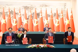 Церемония подписания Протокола о фитосанитарных требованиях к экспорту помело и лимонов между Министерством сельского хозяйства и охраны окружающей среды Вьетнама и Главным таможенным управлением Китая; подписание Соглашения об укреплении сотрудничества в области культуры и искусства на 2026–2027 годы между Вьетнамским телевидением и Центральным телевидением Китая. (Фото: ВИА)