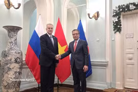 Посол Данг Минь Кхой фотографируется на память с председателем Комитета по внешним связям Санкт-Петербурга Евгением Григорьевым. (Фото: ВИА)