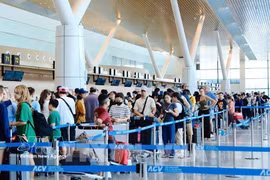 Пассажиры в терминале T3 международного аэропорта Таншоннят. (Фото: ВИА).
