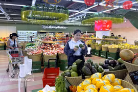 Региональные фирменные сорта фруктов представлены в супермаркете Winmart Тхаодьен в Хошимине. Фото: ВИА.