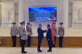 Губернатор А. Беглов вручает почётный знак господину Нгуен Куок Хынгу. (Фото: ВИА)