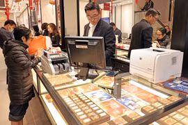 Покупка и продажа золота в магазине Phu Quy. (Иллюстративное фото: ВИА).