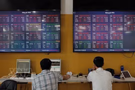 Клиенты совершают операции в головном офисе компании Bao Viet Securities в Ханое. (Фото: ВИА).