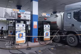 Автозаправочная станция в Ханое принимает поставку топлива для удовлетворения спроса рынка. (Фото: ВИА).