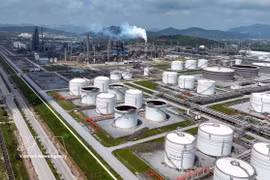 Резервуарный парк топлива нефтеперерабатывающего и нефтехимического завода Нгишон расположен в экономической зоне Нгишон, квартал Нгишон, провинция Тханьхоа. (Фото: ВИА)
