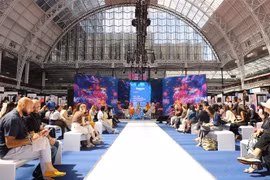 На выставке Source Fashion London состоялся круглый стол с участием розничных компаний, дизайнеров, специалистов по материалам и заинтересованных лиц, посвящённый тенденциям в текстильной и модной индустрии Великобритании и мира. Фото: (ВИА)