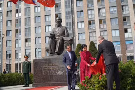 Супруга Генерального секретаря Нго Фыонг Ли и губернатор Санкт-Петербурга А. Беглов провели церемонию торжественного открытия площади имени Хо Ши Мина. (Фото: ВИА)
