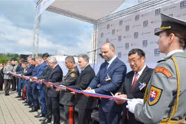 Представители делегаций перерезают ленточку на церемонии открытия Международной оборонной выставки (IDEB Defence & Security 2026). (Фото: Посольство Вьетнама в Словакии)