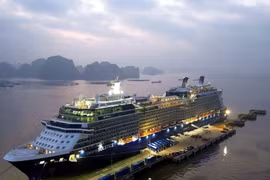 Круизный лайнер Celebrity Solstice с 3 016 пассажирами прибыл в Международный пассажирский порт Халонг в квартале Байчай (провинция Куангнинь). (Фото: ВИА).