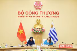 Заместитель министра промышленности и торговли Фан Тхи Тханг и заместитель министра иностранных дел Уругвая Валерия Чукаси подписали протокол четвёртого заседания. Фото: tapchicongthuong.vn.