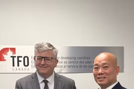 Руководители делегаций Vietrade и TFO Canada обмениваются памятными подарками после дискуссионной сессии. (Фото: ВИА).