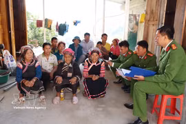 Сотрудники общественной безопасности общины Хуабум разъясняют жителям значение дня выборов, а также права и обязанности граждан. (Фото: ВИА)