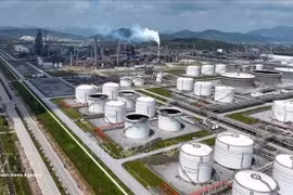 Резервуарный парк хранения топлива нефтеперерабатывающего и нефтехимического комплекса Нгишон расположен в экономической зоне Нгишон квартала Нгишон провинции Тханьхоа. (Фото: ВИА)