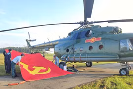 Вертолёт Ми-171 несёт флаг перед строевым тренировочным полётом. (Фото: ВИA).