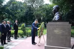Премьер-министр Ле Минь Хынг возложил цветы к памятнику Президента Хо Ши Мина в Нью-Дели (Фото: ВИА)