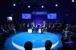 Премьер-министр Фам Минь Тьинь принимает участие в политическом диалоге с председателем и генеральным директором ВЭФ Борге Бренде (Фото: ВИА)