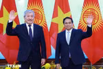 Премьер-министр Фам Минь Тьинь и премьер-министр Кыргызстана Адылбек Касымалиев. (Фото: ВИА)