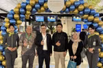Представитель Vietnam Airlines в Индонезии (третий слева) вместе с первыми пассажирами в международном аэропорту Сукарно–Хатта, Индонезия (Фото: ВИА)
