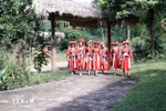 Женщины народности Патхэн из деревни Тхыонгминь, коммуны Хонгкуанг (район Ламбинь, провинция Туенкуанг) в ярких традиционных костюмах (Фото: ВИА)
