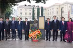Постоянный член Секретариата ЦК КПВ Чан Кам Ту вместе с высокопоставленной делегацией КПВ у памятника Президенту Хо Ши Мину на территории Музея азиатских цивилизаций в Сингапуре (Фото: ВИА)