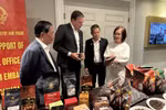 Торговый советник Чан Тху Куинь (справа) знакомит с продукцией высококачественного вьетнамского кофе председателя Канадской ассоциации кофе (второй слева) (Фото: ВИА)