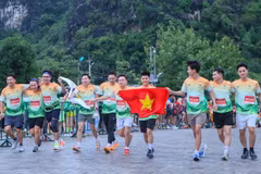 Tràng An Marathon 2025, крупнейшее ежегодное спортивное событие провинции Ниньбинь, собрал более 10 000 спортсменов на трассе, проходящей через территорию культурного наследия. (Фото: ВИА)
