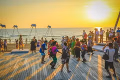 Туристы любуются закатом на пляже Sunset Sanato Beach на Фукуоке. (Фото: ВИА) 