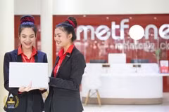 Metfone получает золотые награды в номинациях «Финансовые достижения», «Вирусная маркетинговая кампания» и «Инновационный канал TikTok», что свидетельствует о растущем культурном влиянии компании в Камбодже. (Фото предоставлено Viettel) 