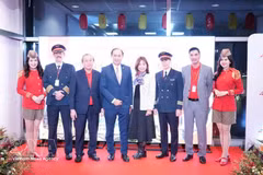 Руководители Vietjet Air и члены экипажа фотографируются с гостями на церемонии открытия нового маршрута. (Фото: ВИА)