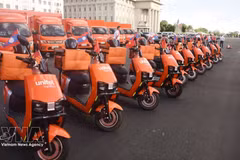 Транспортные средства компании Unitel Logistics в Лаосе. (Фото: ВИА) 