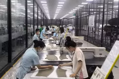 Работники компании Viet Vuong в общине Зяолонг провинции Виньлонг во Вьетнаме производят швейную продукцию на экспорт. Ожидается, что в ближайшие годы Вьетнам сохранит статус самой быстрорастущей экономики Юго-Восточной Азии. (Фото: ВИА) 