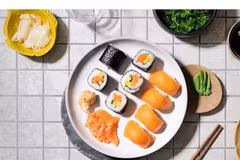 Суши и сашими - символы японской кухни, приготовленные из свежего норвежского лосося. (Фото предоставлено Норвежским советом по морепродуктам) 