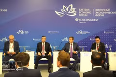 Министр финансов Вьетнама Нго Ван Туан (второй слева) на бизнес-диалоге «Россия - АСЕАН», состоявшемся 2 сентября в рамках XI Восточного экономического форума во Владивостоке, Россия. (Фото: ВИА) 