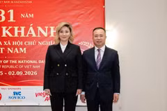 Посол Вьетнама в Казахстане Нгуен Тхань Ле (справа) фотографируется с первым вице-министром торговли и интеграции Казахстана Айжан Бижановой. (Фото: ВИА)