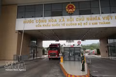 Грузовой автомобиль с вьетнамскими товарами проходит через международный автомобильный пункт пропуска Кимтхань № 2 в провинции Лаокай. (Фото: ВИА) 