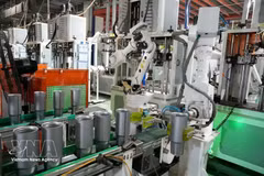 Автоматизированный робот работает на производственной линии компании CAYI Technology Vietnam Co., Ltd. в промышленном парке Йенфонг II-C города Бакнинь. (Фото: ВИА)