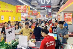 Люди делают покупки в супермаркете Winmart (Фото: ВИA)