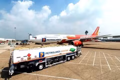 Petrolimex Aviation поставляет экологически чистое авиационное топливо (SAF) для рейсов Vietjet. (Фото: baochinhphu.vn)