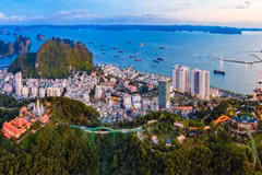 Наряду со знаменитым заливом Sun World Ha Long является оживлённым центром развлечений, где насыщенная программа продолжается с утра до вечера. (Фото: Sun Group) 