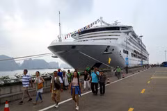 Круизное судно *Pacific World* доставило около 1 700 туристов в провинцию Куангнинь. (Фото: VietnamPlus) 
