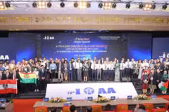 Делегаты и руководители команд фотографируются на память на IOAA 2026. Фото: ВИА